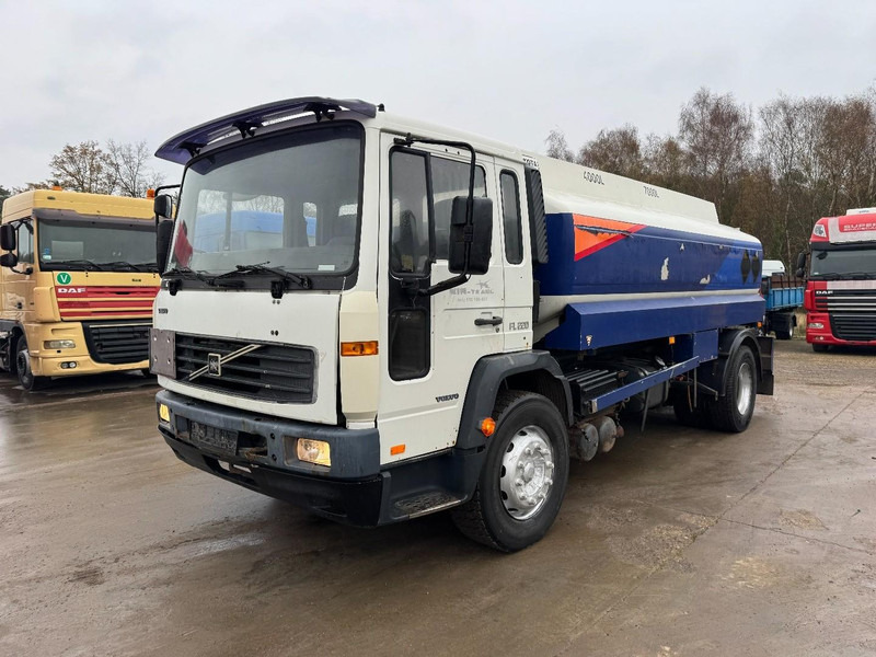 Volvo FL 6 - 220 (11000 L / 2 COMPARTMENTS / 18 TON / MANUAL GEARBOX / PERFECT) - Camion cisterna: foto 1 Volvo FL 6 - 220 (11000 L / 2 COMPARTMENTS / 18 TON / MANUAL GEARBOX / PERFECT) - Camion cisterna: foto 1