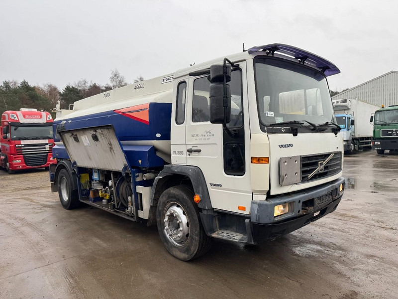 Volvo FL 6 - 220 (11000 L / 2 COMPARTMENTS / 18 TON / MANUAL GEARBOX / PERFECT) - Camion cisterna: foto 3 Volvo FL 6 - 220 (11000 L / 2 COMPARTMENTS / 18 TON / MANUAL GEARBOX / PERFECT) - Camion cisterna: foto 3