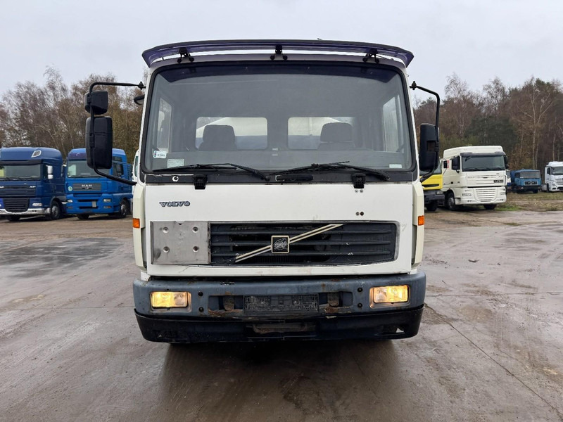 Volvo FL 6 - 220 (11000 L / 2 COMPARTMENTS / 18 TON / MANUAL GEARBOX / PERFECT) - Camion cisterna: foto 2 Volvo FL 6 - 220 (11000 L / 2 COMPARTMENTS / 18 TON / MANUAL GEARBOX / PERFECT) - Camion cisterna: foto 2