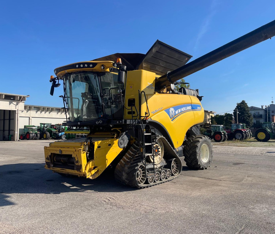 NEW HOLLAND MIETITREBBIA CR 9.90 - Mietitrebbia: foto 1 NEW HOLLAND MIETITREBBIA CR 9.90 - Mietitrebbia: foto 1