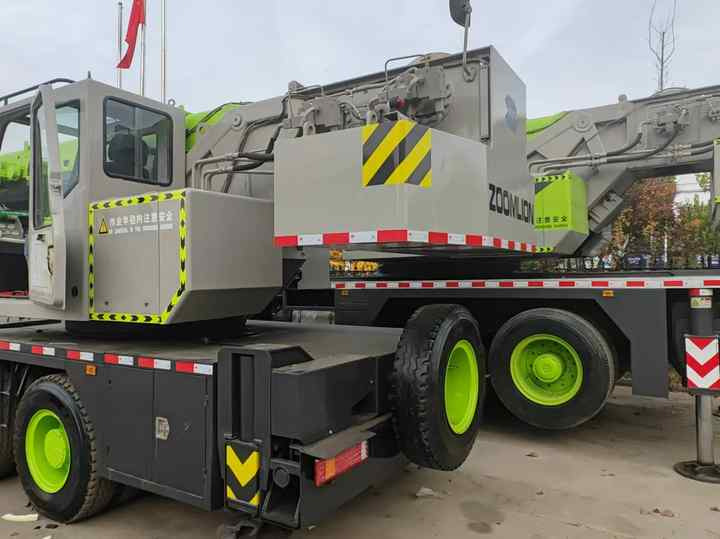 Second Hand ZOOMLION 25 Ton ZTC250V531 30 Ton ZTC300V532 70 Ton ZTC700H6 Hydraulmic Mobile Truck Crane on Sale - Autogru: foto 5 Second Hand ZOOMLION 25 Ton ZTC250V531 30 Ton ZTC300V532 70 Ton ZTC700H6 Hydraulmic Mobile Truck Crane on Sale - Autogru: foto 5