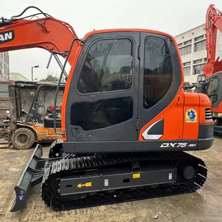 Used Excavator Doosan DX70 75 Excavator Second Hand Digger Used Machinery 7 Ton Used Hydraulic Crawler Excavator - Escavatore: foto 1 Used Excavator Doosan DX70 75 Excavator Second Hand Digger Used Machinery 7 Ton Used Hydraulic Crawler Excavator - Escavatore: foto 1