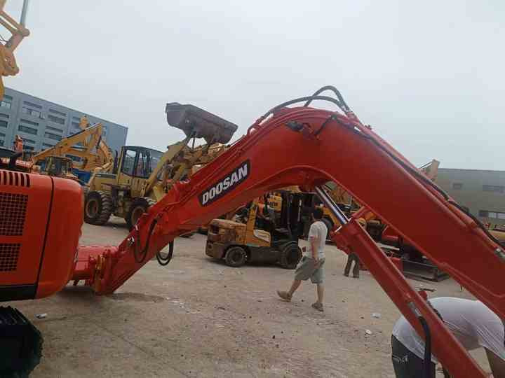 Used Mini Excavator DX55-9C Doosan Excavator 5 Tonnes High Performance Low Price for Sale Dh55 Dh60 Dx55 Dx60 in Stock - Miniescavatore: foto 3 Used Mini Excavator DX55-9C Doosan Excavator 5 Tonnes High Performance Low Price for Sale Dh55 Dh60 Dx55 Dx60 in Stock - Miniescavatore: foto 3