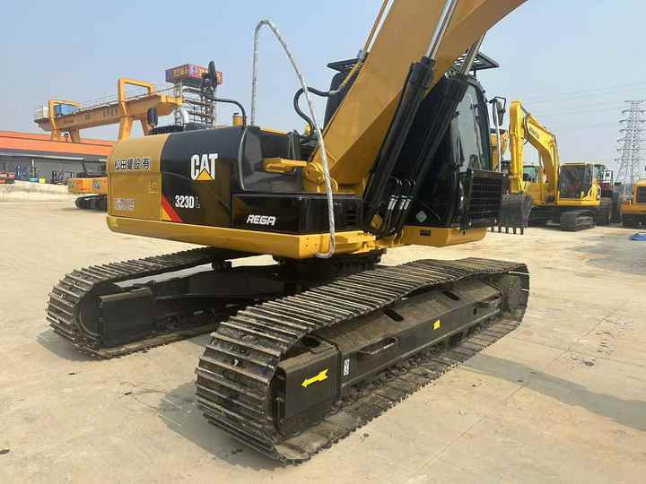 Certified Pre-Owned CAT 323DL | Heavy-Duty Excavator for Mining/ Construction - Price Negotiable! - Escavatore cingolato: foto 3 Certified Pre-Owned CAT 323DL | Heavy-Duty Excavator for Mining/ Construction - Price Negotiable! - Escavatore cingolato: foto 3