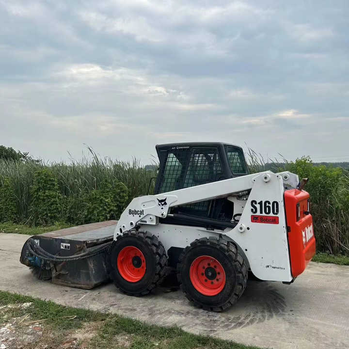 USED BOBCAT S160 Skid-steer Loader Bobcat S160 Carry Sweeper with Very Good Performance Is for Sale at a Low Price. - Minipala: foto 1 USED BOBCAT S160 Skid-steer Loader Bobcat S160 Carry Sweeper with Very Good Performance Is for Sale at a Low Price. - Minipala: foto 1