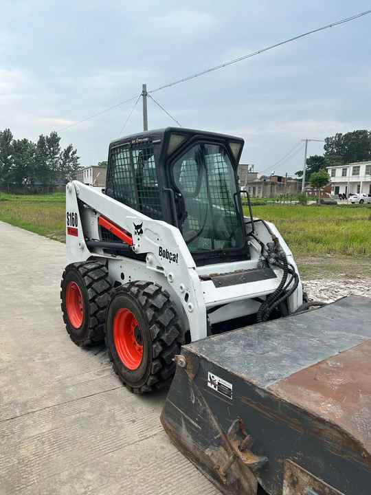 USED BOBCAT S160 Skid-steer Loader Bobcat S160 Carry Sweeper with Very Good Performance Is for Sale at a Low Price. - Minipala: foto 2 USED BOBCAT S160 Skid-steer Loader Bobcat S160 Carry Sweeper with Very Good Performance Is for Sale at a Low Price. - Minipala: foto 2