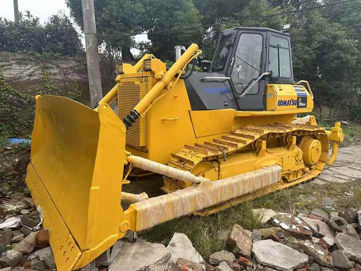 Used Japan Komatsu D85ESS Dozer with Ripper Komatsu D85 Crawler Bulldozer with Excellent Performance Low Price for Sale - Bulldozer: foto 2 Used Japan Komatsu D85ESS Dozer with Ripper Komatsu D85 Crawler Bulldozer with Excellent Performance Low Price for Sale - Bulldozer: foto 2