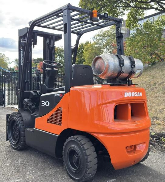 Doosan Chariot élévateur 3t gaz DOOSAN fenwick - Carrello elevatore a gas: foto 2 Doosan Chariot élévateur 3t gaz DOOSAN fenwick - Carrello elevatore a gas: foto 2