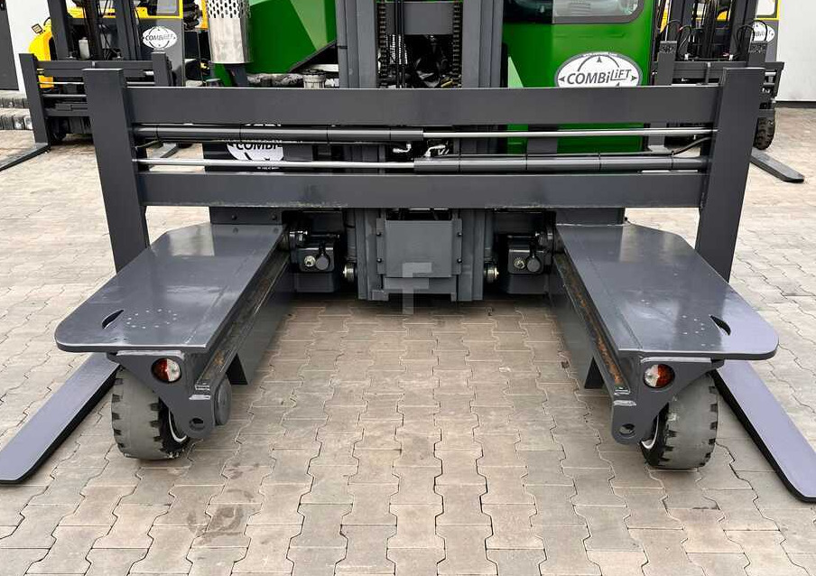 Combilift C3000 / 4100 MM / 3 TONS / PLATFORM / 1939 MTH / LPG / LIKE NEW - Elevatore 4 vie: foto 4 Combilift C3000 / 4100 MM / 3 TONS / PLATFORM / 1939 MTH / LPG / LIKE NEW - Elevatore 4 vie: foto 4