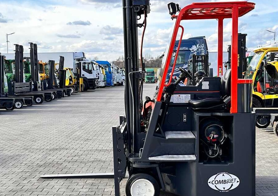 Combilift C3000CB / LPG / TRIPLEX / 5500MM / FREE LIFT / SIDE SHIFT + FORK POSITIONER / LIKE NEW - Elevatore 4 vie: foto 2 Combilift C3000CB / LPG / TRIPLEX / 5500MM / FREE LIFT / SIDE SHIFT + FORK POSITIONER / LIKE NEW - Elevatore 4 vie: foto 2