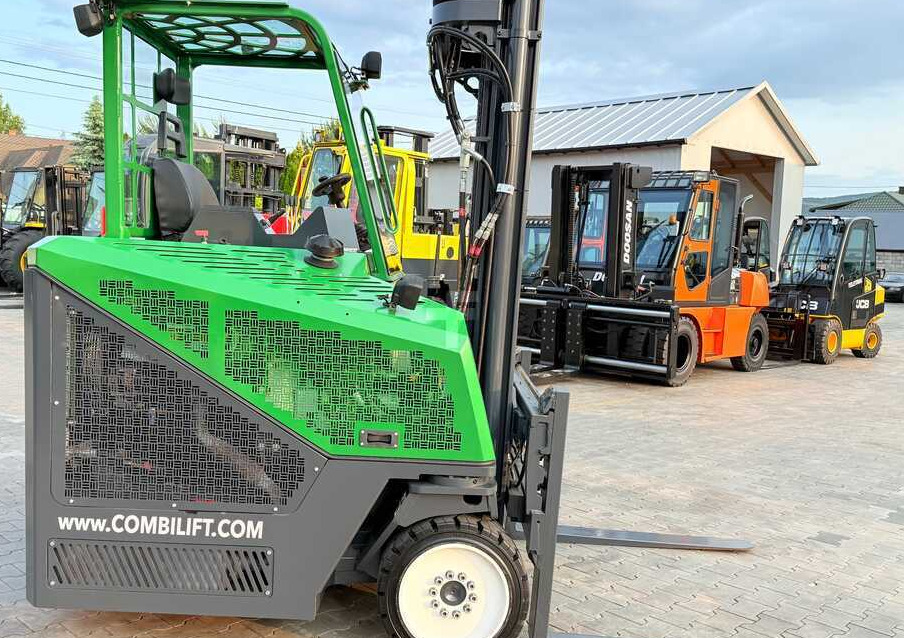 Combilift C4000CB / TRIPLEX - 5200MM / LPG / FREE LIFT / FORK POSITIONER / FORK SIDESHIFT / HEIGHT 2450MM / LIKE NEW - Elevatore 4 vie: foto 5 Combilift C4000CB / TRIPLEX - 5200MM / LPG / FREE LIFT / FORK POSITIONER / FORK SIDESHIFT / HEIGHT 2450MM / LIKE NEW - Elevatore 4 vie: foto 5