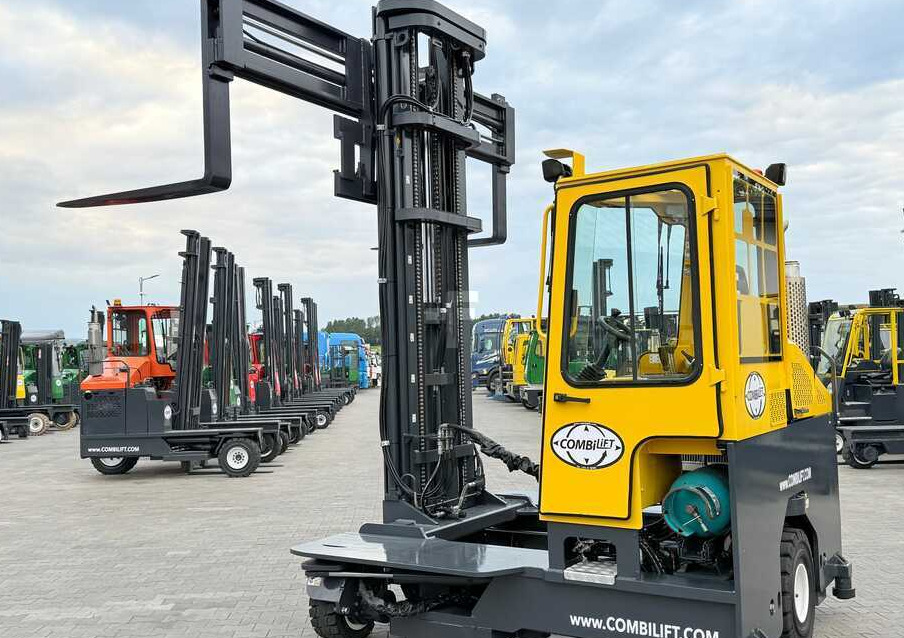 Elevatore 4 vie Combilift C5000 / TRIPLEX 7500MM / WIDE FORK POSITIONER / FREE LIFT / NEW TYRES / HEATED CABIN: foto 23