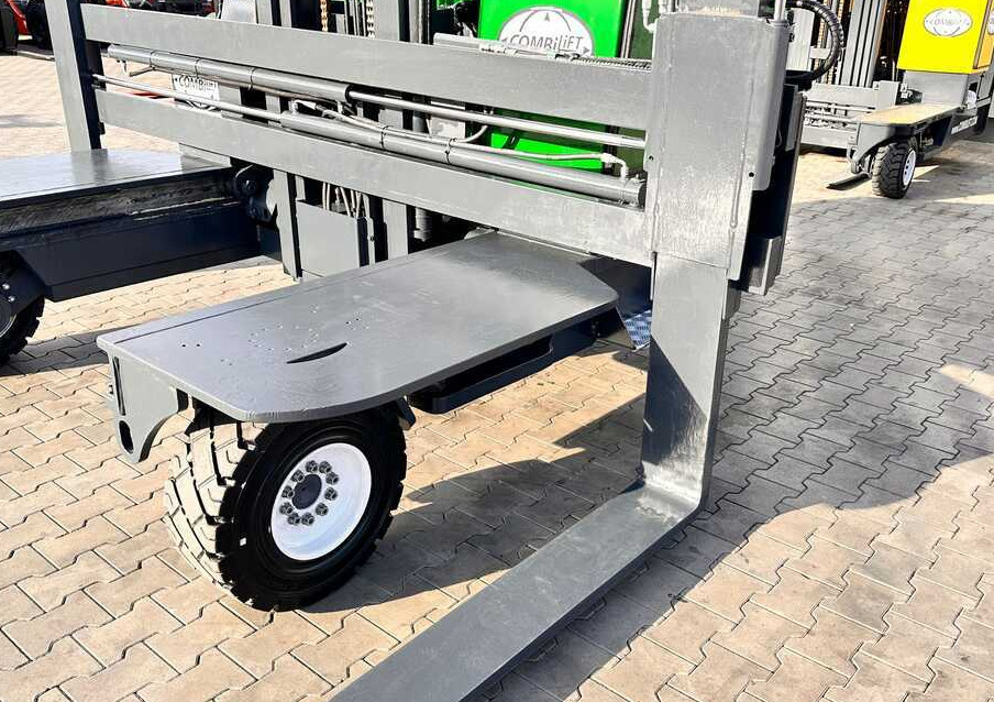 Combilift C5000XL / LPG / AIR CONDITIONING / WIDE POSITIONER / DUPLEX MAST / ADJUSTABLE FORKS / NEW TIRES / EXCELLENT CONDITION! - Elevatore 4 vie: foto 5 Combilift C5000XL / LPG / AIR CONDITIONING / WIDE POSITIONER / DUPLEX MAST / ADJUSTABLE FORKS / NEW TIRES / EXCELLENT CONDITION! - Elevatore 4 vie: foto 5