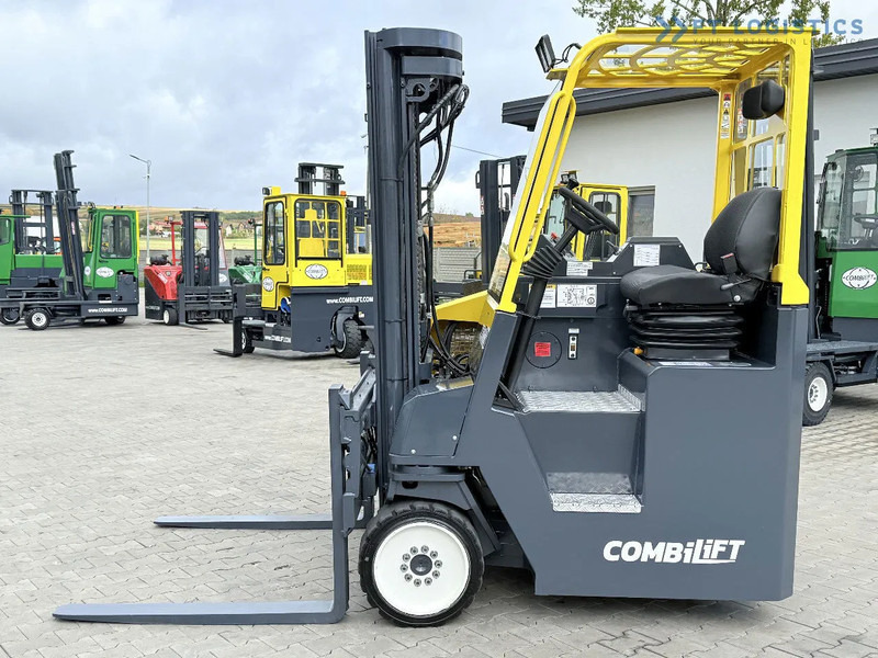Combilift CB4000 / GAS / TRIPLEX 5200MM / FREE LIFT / FORK POSITIONER / SIDE SHIFT / EXCELLENT CONDITION / Wide range of four-way and side - Elevatore 4 vie: foto 2 Combilift CB4000 / GAS / TRIPLEX 5200MM / FREE LIFT / FORK POSITIONER / SIDE SHIFT / EXCELLENT CONDITION / Wide range of four-way and side - Elevatore 4 vie: foto 2