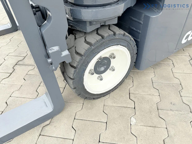 Combilift Combilift CBE2500 / TRIPLEX / 5500MM / FREE LIFT / ELECTRIC DRIVE / ONLY 2300 MTH / FORK POSITIONER / SIDE SHIFT / NEW TYRES / L - Elevatore 4 vie: foto 4 Combilift Combilift CBE2500 / TRIPLEX / 5500MM / FREE LIFT / ELECTRIC DRIVE / ONLY 2300 MTH / FORK POSITIONER / SIDE SHIFT / NEW TYRES / L - Elevatore 4 vie: foto 4