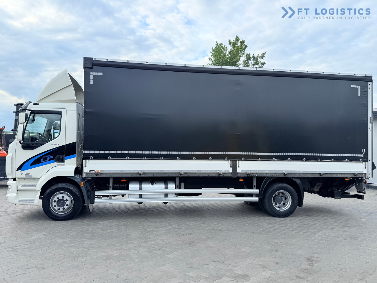 DAF LF 260 FA / AUTOMATIC / 9,255 kg PAYLOAD / 4x2 / 18 PALLETS / TAIL LIFT / SIDE BOARDS / EXCELLENT CONDITION! - Camion centinato: foto 4 DAF LF 260 FA / AUTOMATIC / 9,255 kg PAYLOAD / 4x2 / 18 PALLETS / TAIL LIFT / SIDE BOARDS / EXCELLENT CONDITION! - Camion centinato: foto 4