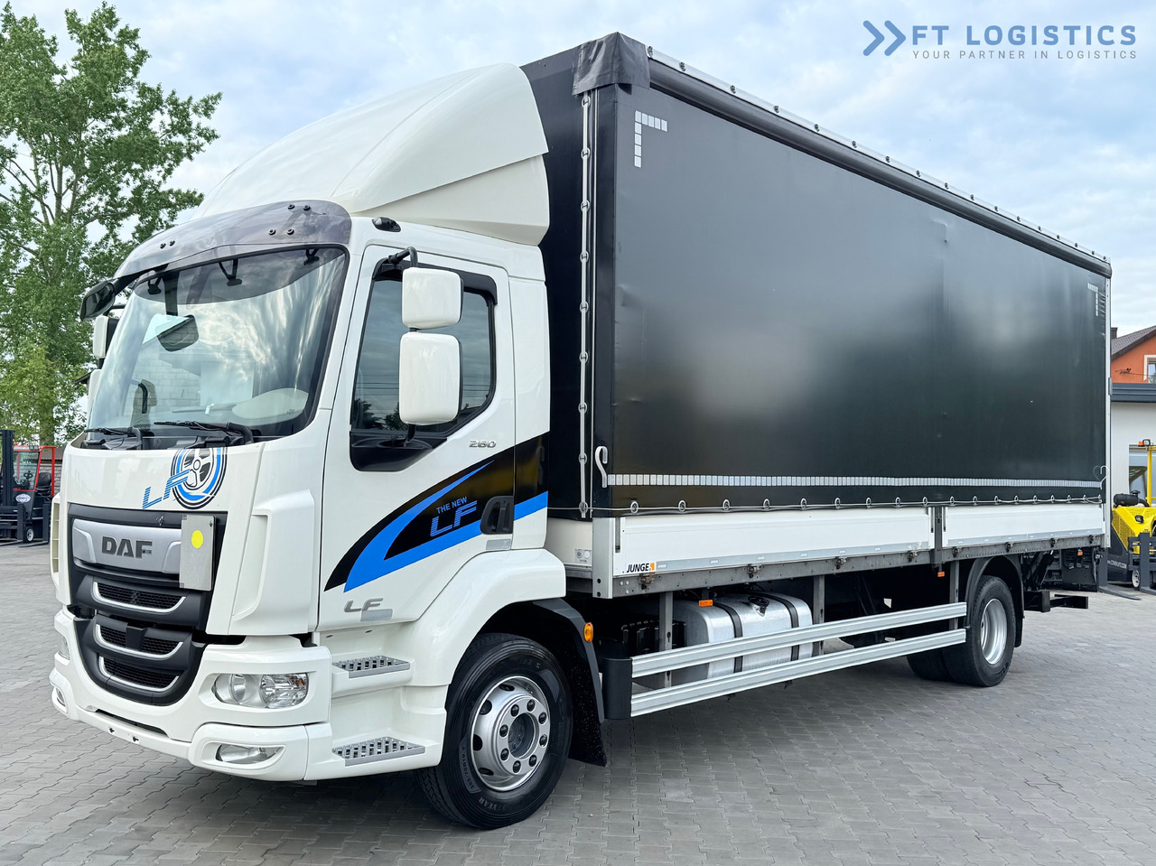 DAF LF 260 FA / AUTOMATIC / 9,255 kg PAYLOAD / 4x2 / 18 PALLETS / TAIL LIFT / SIDE BOARDS / EXCELLENT CONDITION! - Camion centinato: foto 1 DAF LF 260 FA / AUTOMATIC / 9,255 kg PAYLOAD / 4x2 / 18 PALLETS / TAIL LIFT / SIDE BOARDS / EXCELLENT CONDITION! - Camion centinato: foto 1