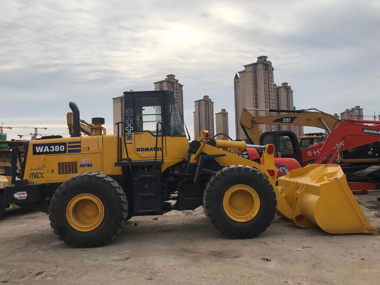 BACKHOE LOADER Certified Pre-Owned Komatsu WA380-3 | Heavy-Duty Loader for Mining/ Construction - Price Negotiable! - Pala gommata: foto 3 BACKHOE LOADER Certified Pre-Owned Komatsu WA380-3 | Heavy-Duty Loader for Mining/ Construction - Price Negotiable! - Pala gommata: foto 3
