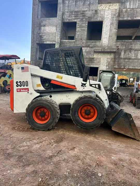 Second Hand BOBCAT S300 Skid-steer Loader with Very Good Performance Is for Sale at a Low Price - Minipala: foto 2 Second Hand BOBCAT S300 Skid-steer Loader with Very Good Performance Is for Sale at a Low Price - Minipala: foto 2