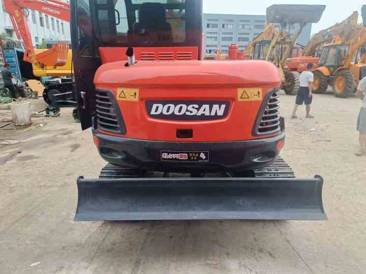 Used Mini Excavator DX55-9C Doosan Excavator 5 Tonnes High Performance Low Price for Sale Dh55 Dh60 Dx55 Dx60 in Stock - Miniescavatore: foto 4 Used Mini Excavator DX55-9C Doosan Excavator 5 Tonnes High Performance Low Price for Sale Dh55 Dh60 Dx55 Dx60 in Stock - Miniescavatore: foto 4