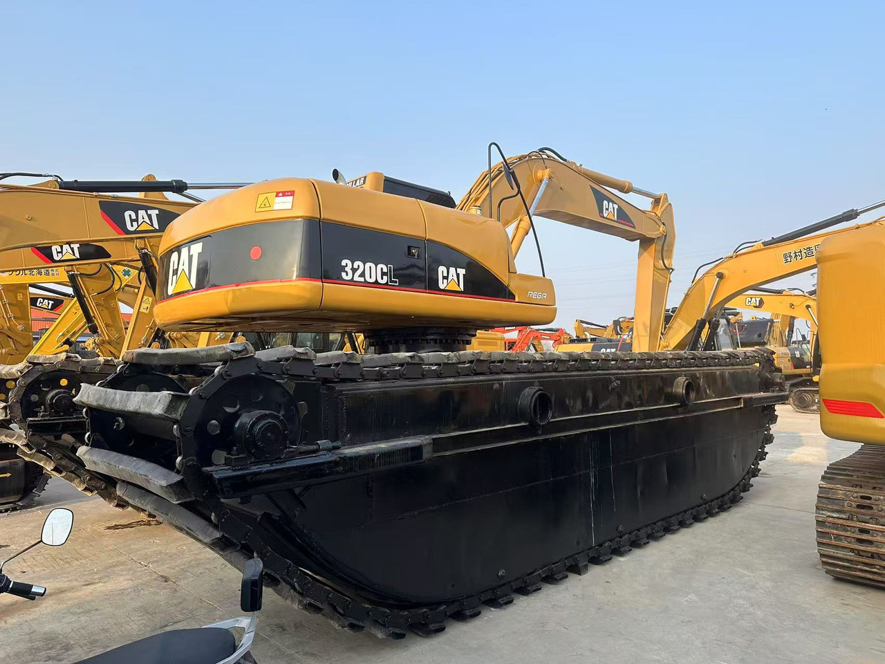 CATERPILLAR 320C - Escavatore anfibio: foto 1 CATERPILLAR 320C - Escavatore anfibio: foto 1
