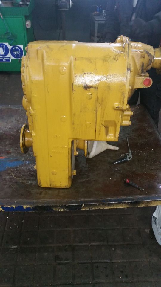 Skrzynia biegów Clark R28000 do Clark R24000, R28000, R32000, R34000, R36000 - Cambio per Macchina da cantiere: foto 1 Skrzynia biegów Clark R28000 do Clark R24000, R28000, R32000, R34000, R36000 - Cambio per Macchina da cantiere: foto 1