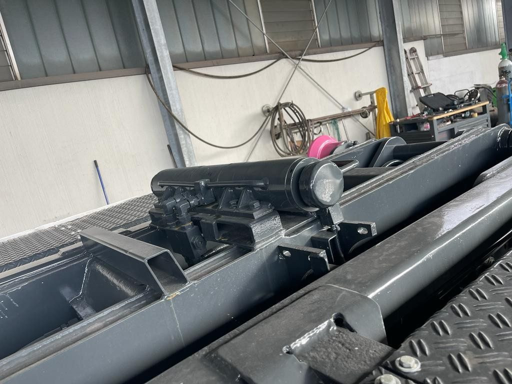 BLOCCAGGIO POSTERIORE INTERNO CON 2 PISTONI - Carrozzeria ed esterni per Camion: foto 4 BLOCCAGGIO POSTERIORE INTERNO CON 2 PISTONI - Carrozzeria ed esterni per Camion: foto 4