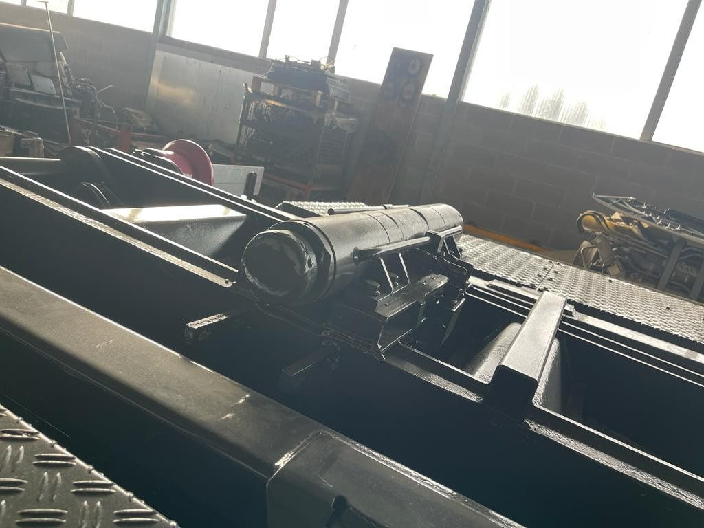 BLOCCAGGIO POSTERIORE INTERNO CON 2 PISTONI - Carrozzeria ed esterni per Camion: foto 3 BLOCCAGGIO POSTERIORE INTERNO CON 2 PISTONI - Carrozzeria ed esterni per Camion: foto 3