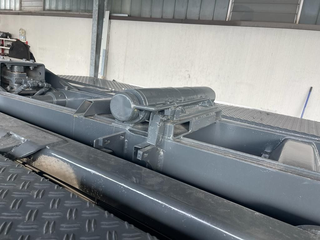 BLOCCAGGIO POSTERIORE INTERNO CON 2 PISTONI - Carrozzeria ed esterni per Camion: foto 2 BLOCCAGGIO POSTERIORE INTERNO CON 2 PISTONI - Carrozzeria ed esterni per Camion: foto 2