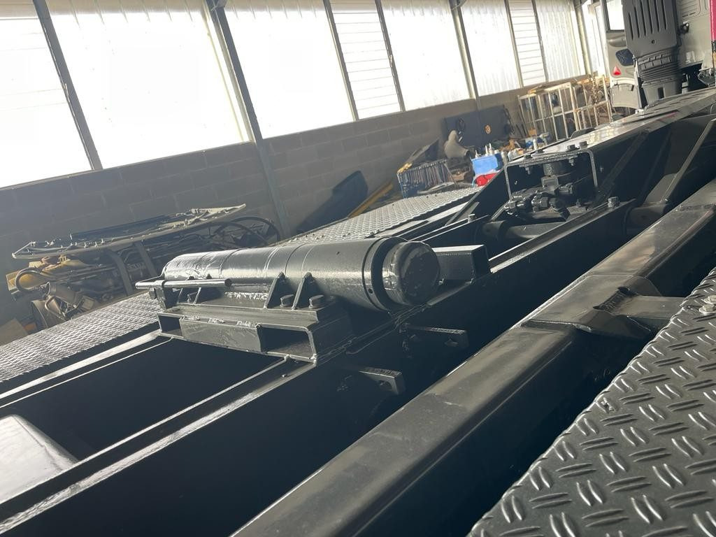 BLOCCAGGIO POSTERIORE INTERNO CON 2 PISTONI - Carrozzeria ed esterni per Camion: foto 1 BLOCCAGGIO POSTERIORE INTERNO CON 2 PISTONI - Carrozzeria ed esterni per Camion: foto 1