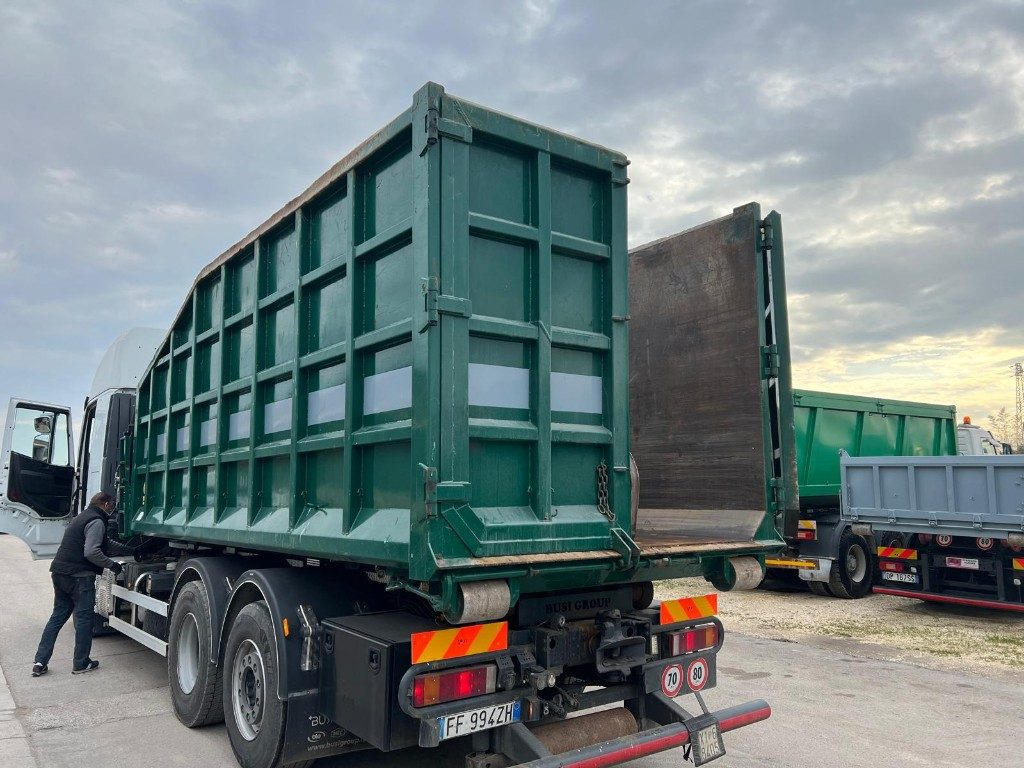 CONTAINER SCARRABILE USATO CON GRU E POLIPO - Cassone scarrabile: foto 3 CONTAINER SCARRABILE USATO CON GRU E POLIPO - Cassone scarrabile: foto 3