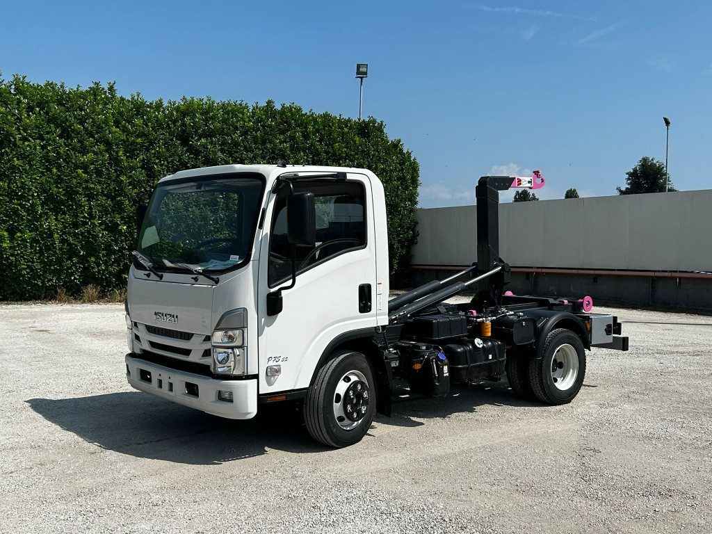 ISUZU P75 NUOVO SCARRABILE - Autocarro scarrabile: foto 1 ISUZU P75 NUOVO SCARRABILE - Autocarro scarrabile: foto 1