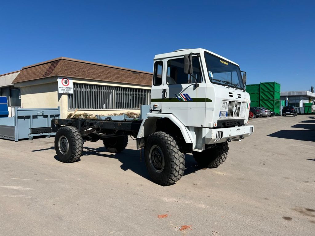IVECO 100 4X4 BALESTRATO ANTERIORE E POSTERIO - Autocarro telaio: foto 3 IVECO 100 4X4 BALESTRATO ANTERIORE E POSTERIO - Autocarro telaio: foto 3