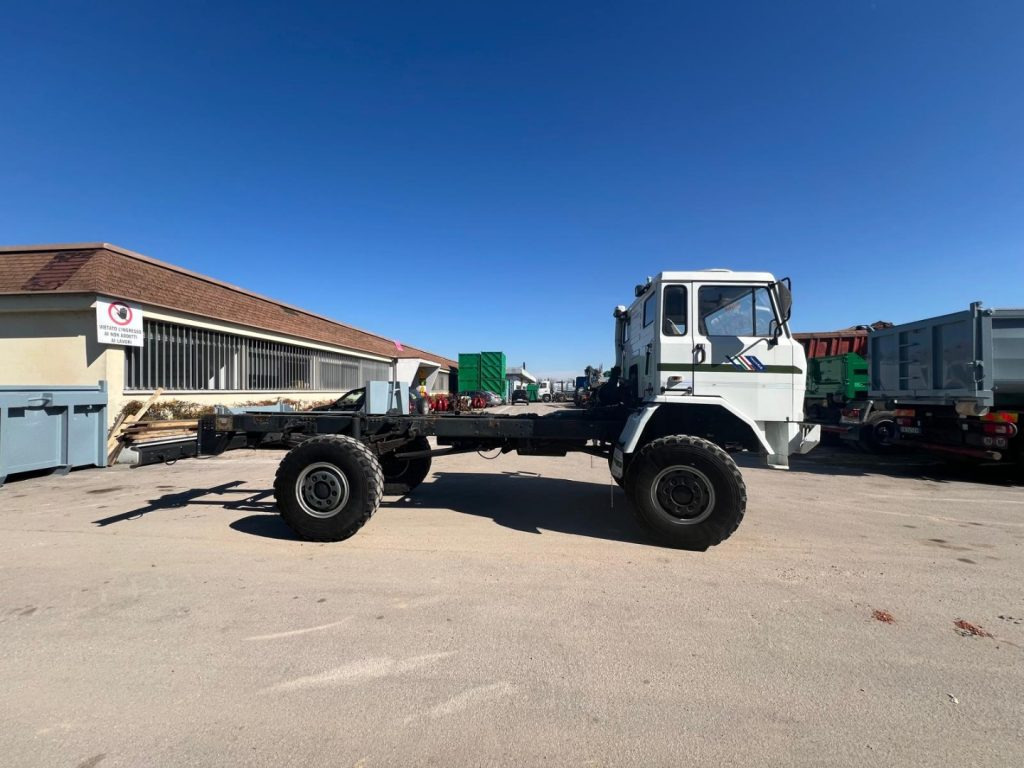 IVECO 100 4X4 BALESTRATO ANTERIORE E POSTERIO - Autocarro telaio: foto 4 IVECO 100 4X4 BALESTRATO ANTERIORE E POSTERIO - Autocarro telaio: foto 4
