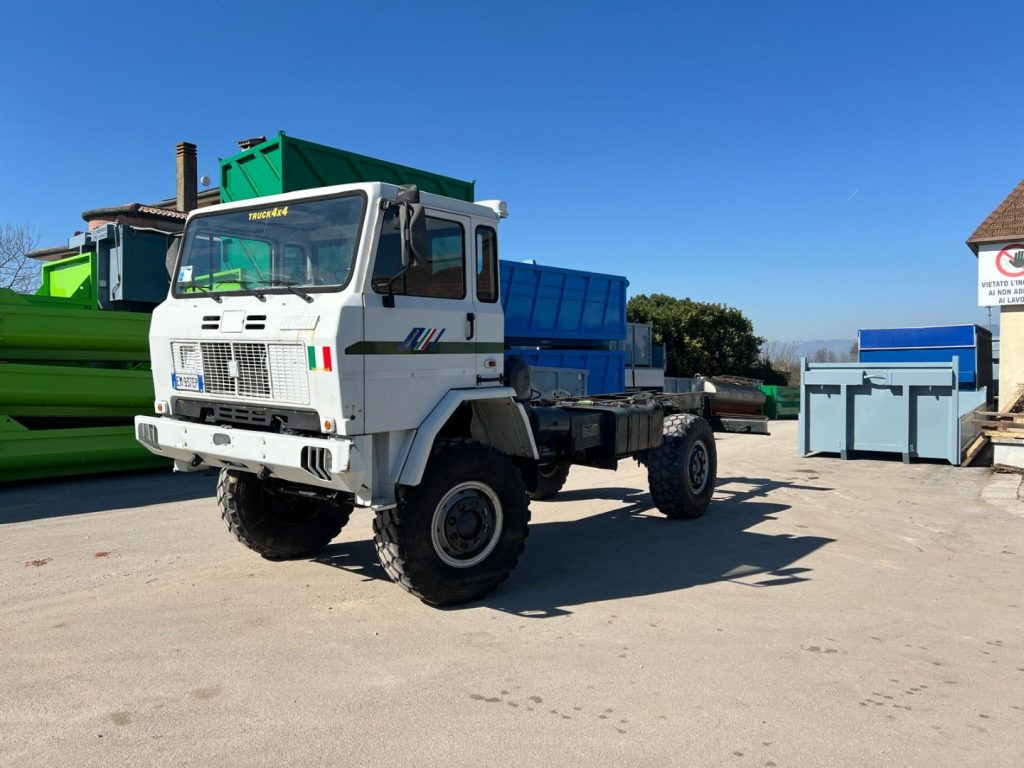 IVECO 100 4X4 BALESTRATO ANTERIORE E POSTERIO - Autocarro telaio: foto 1 IVECO 100 4X4 BALESTRATO ANTERIORE E POSTERIO - Autocarro telaio: foto 1