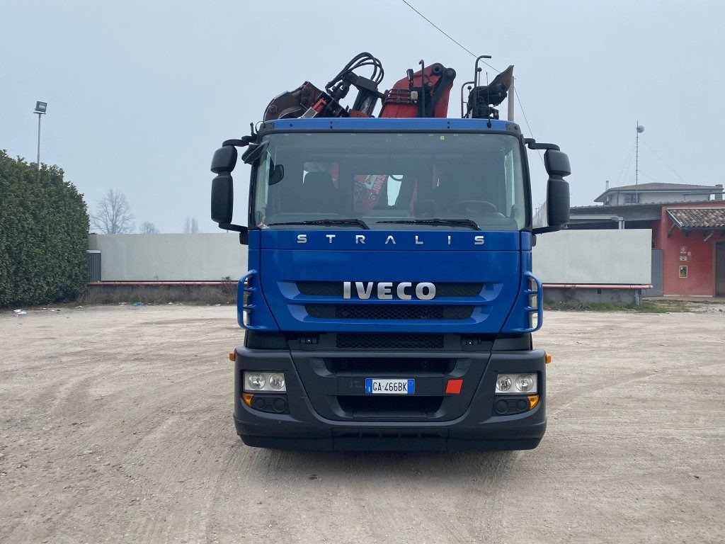 IVECO STRALIS 260.450 SCARRABILE CON GRU - Autocarro scarrabile: foto 2 IVECO STRALIS 260.450 SCARRABILE CON GRU - Autocarro scarrabile: foto 2