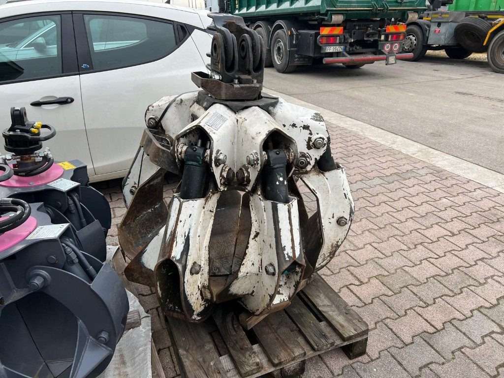 POLIPO USATO MARCA GUSELLA A 6 PALE DISASSATE - Benna a polipo: foto 2 POLIPO USATO MARCA GUSELLA A 6 PALE DISASSATE - Benna a polipo: foto 2