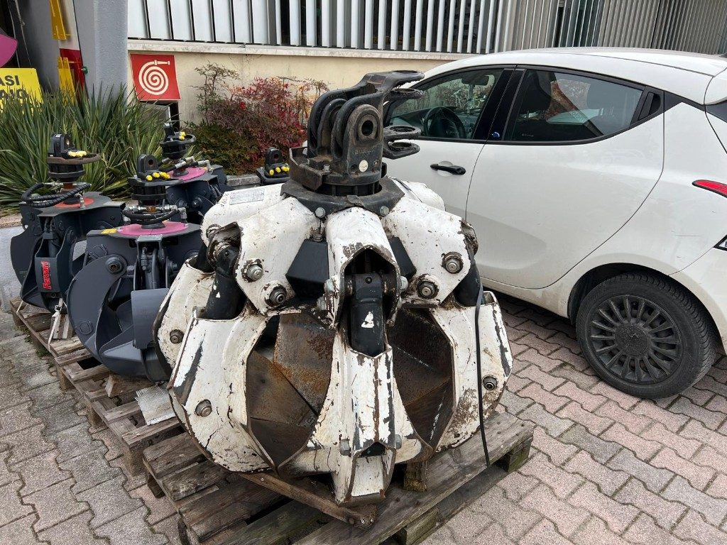 POLIPO USATO MARCA GUSELLA A 6 PALE DISASSATE - Benna a polipo: foto 3 POLIPO USATO MARCA GUSELLA A 6 PALE DISASSATE - Benna a polipo: foto 3