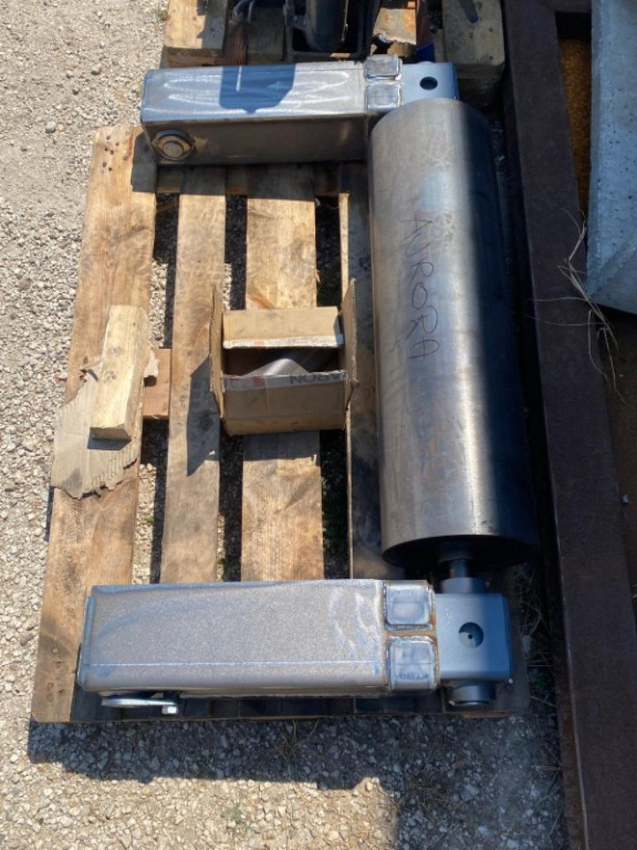 RULLO NUOVO PER SCARRABILE - Carrozzeria ed esterni per Camion: foto 3 RULLO NUOVO PER SCARRABILE - Carrozzeria ed esterni per Camion: foto 3