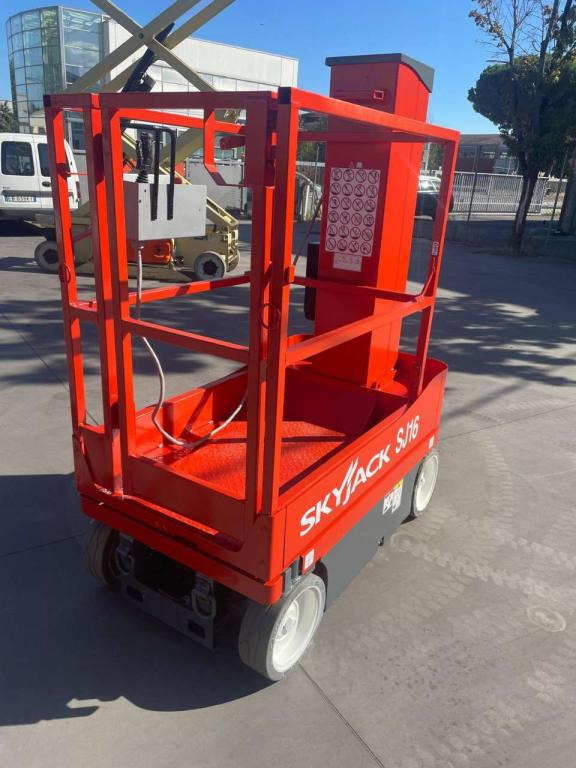 SkyJack SJ-16 - Elevatore verticale: foto 3 SkyJack SJ-16 - Elevatore verticale: foto 3
