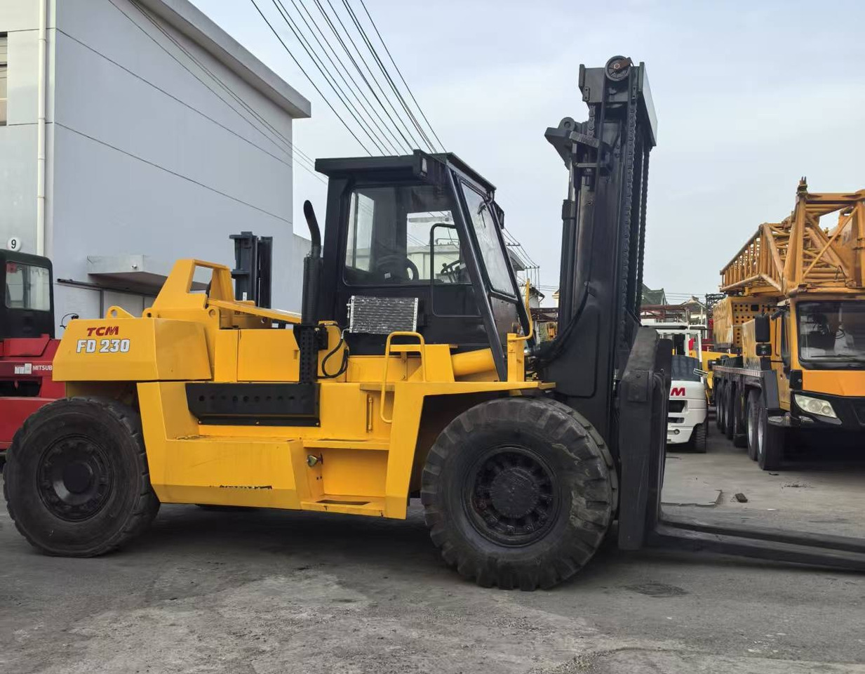 TCM FD230 23ton 25 ton FD250 FD200 FD160 15 ton 16 ton diesel forklift - Carrello elevatore diesel: foto 3 TCM FD230 23ton 25 ton FD250 FD200 FD160 15 ton 16 ton diesel forklift - Carrello elevatore diesel: foto 3