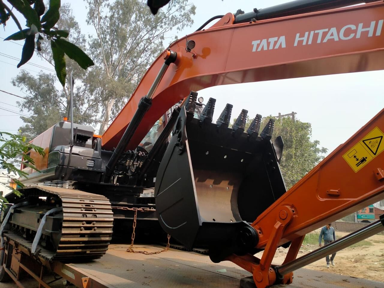 New Hitachi ZX220 LC tracked excavator - Escavatore cingolato: foto 1 New Hitachi ZX220 LC tracked excavator - Escavatore cingolato: foto 1