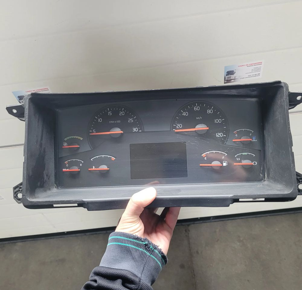 LICZNIK VOLVO FH 21015780 P04 - Cruscotto per Camion: foto 1 LICZNIK VOLVO FH 21015780 P04 - Cruscotto per Camion: foto 1