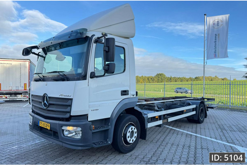 Mercedes-Benz Atego 1318 Day Cab, Euro 6, / BDF / DHOLLANDIA 2000KG - Autocarro portacontainer/ Caisse interchangeable: foto 1 Mercedes-Benz Atego 1318 Day Cab, Euro 6, / BDF / DHOLLANDIA 2000KG - Autocarro portacontainer/ Caisse interchangeable: foto 1