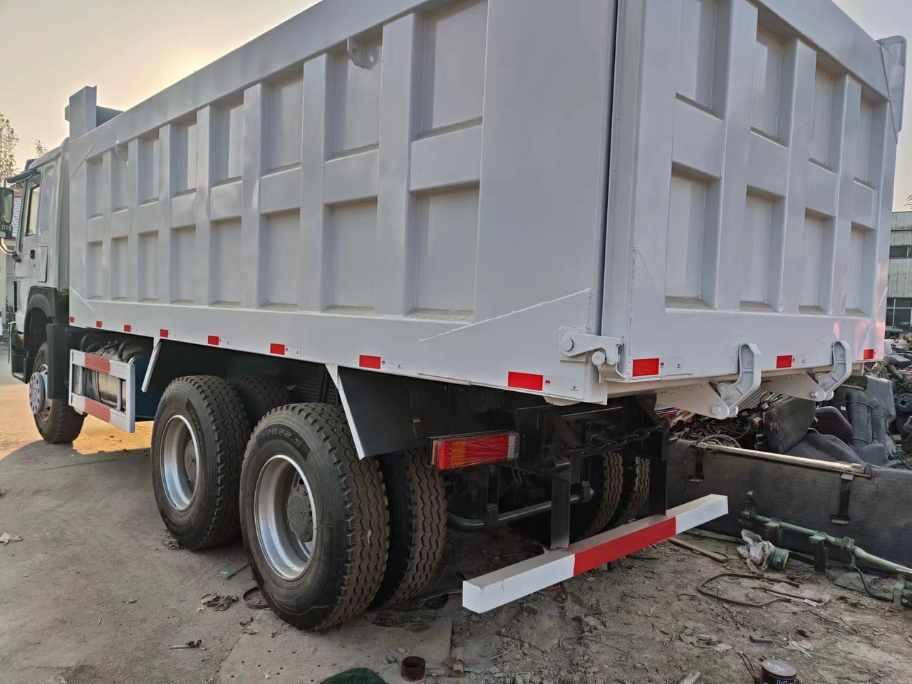 HOWO 375Dump Truck Right-Hand Drive - Autocarro ribaltabile: foto 5 HOWO 375Dump Truck Right-Hand Drive - Autocarro ribaltabile: foto 5