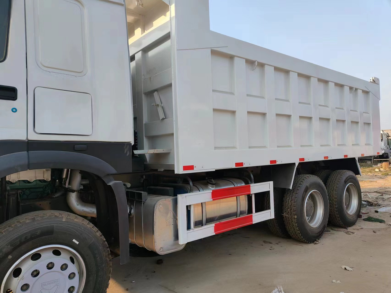 HOWO 375Dump Truck Right-Hand Drive - Autocarro ribaltabile: foto 4 HOWO 375Dump Truck Right-Hand Drive - Autocarro ribaltabile: foto 4