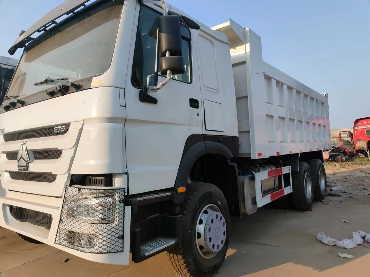 HOWO 375Dump Truck Right-Hand Drive - Autocarro ribaltabile: foto 2 HOWO 375Dump Truck Right-Hand Drive - Autocarro ribaltabile: foto 2