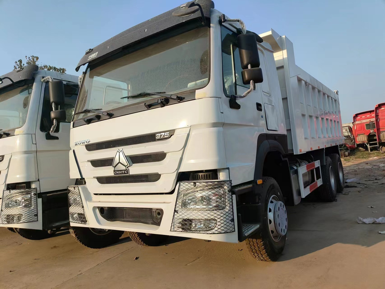 HOWO 375Dump Truck Right-Hand Drive - Autocarro ribaltabile: foto 1 HOWO 375Dump Truck Right-Hand Drive - Autocarro ribaltabile: foto 1