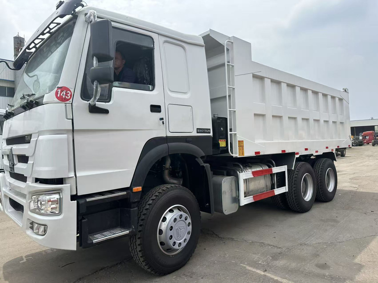 HOWO Dump Truck 6x4 Click Here for Discount - Autocarro ribaltabile: foto 2 HOWO Dump Truck 6x4 Click Here for Discount - Autocarro ribaltabile: foto 2