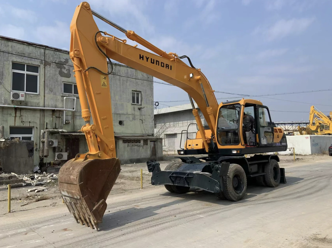 HYUNDAI R210W-9 - Escavatore cingolato: foto 4 HYUNDAI R210W-9 - Escavatore cingolato: foto 4